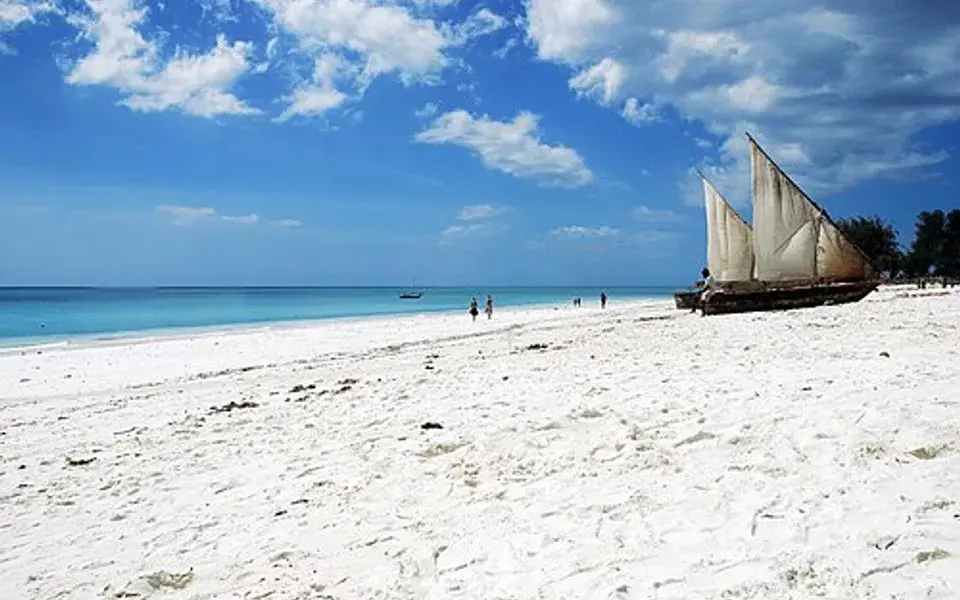 Weißer Sandstrand mit Dhau in Nungwi, Sansibar